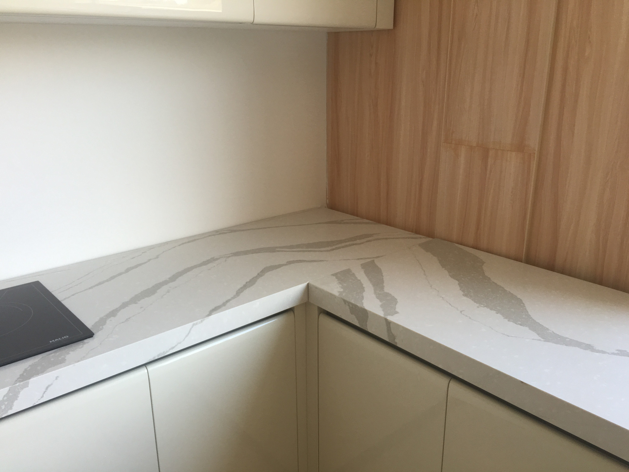 How to hide the seam line when install a quartz countertop 1.jpg