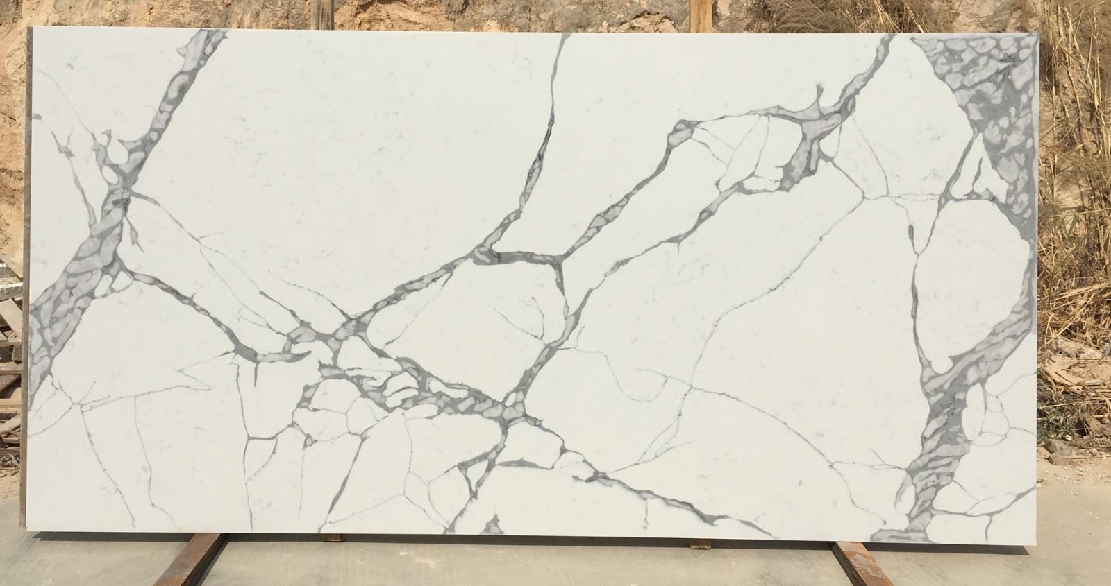 Calacatta Quartz Slab V021